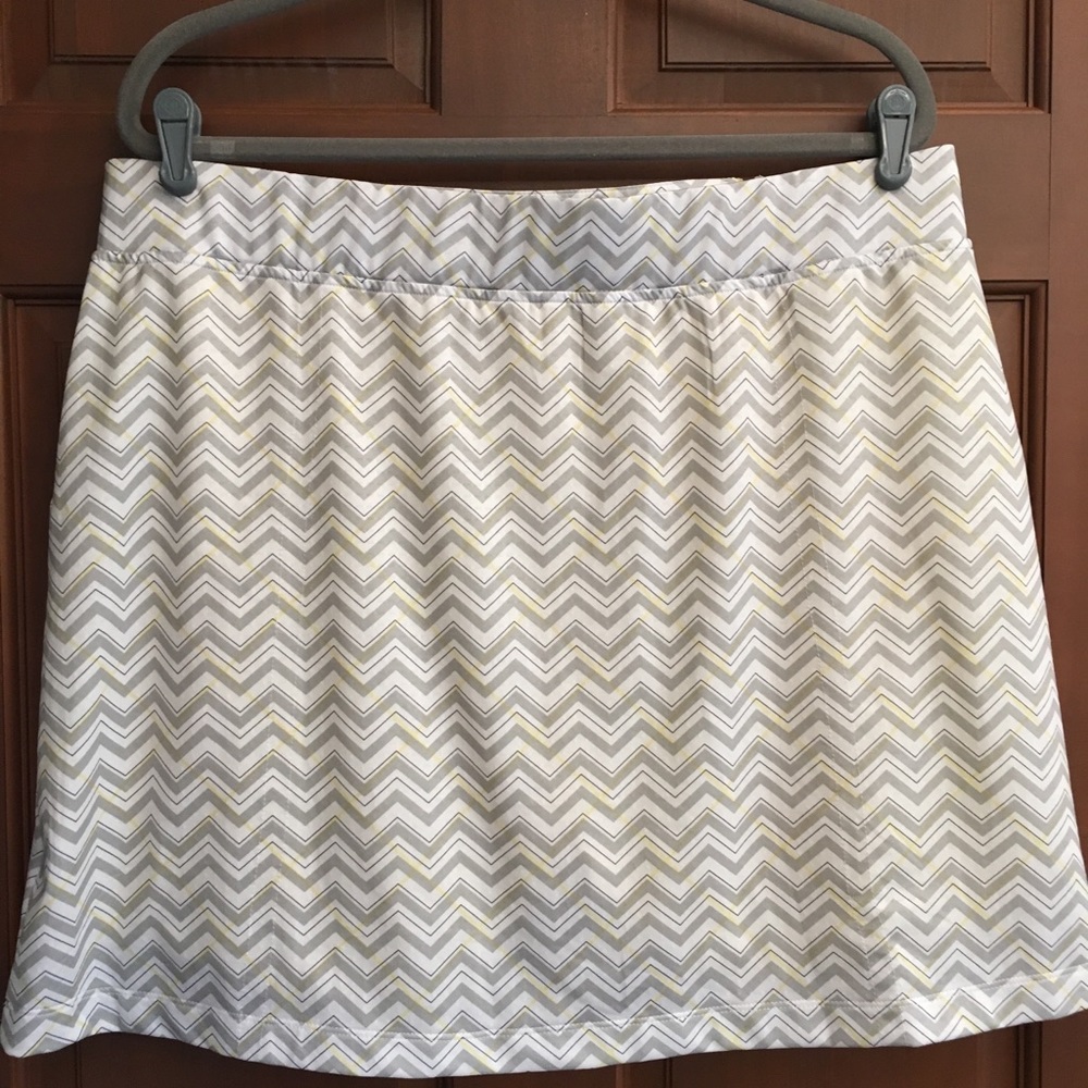 Women’s golf or tennis skirt / skort